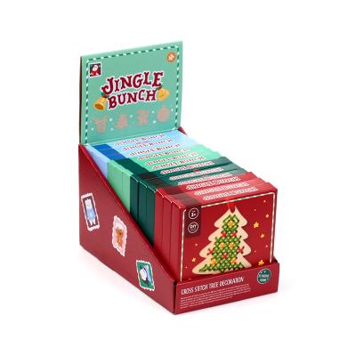 „Jingle Bunch“ Kalėdų kryželiu siuvinėjama dekoracija, kurią galima pasigaminti pačiam