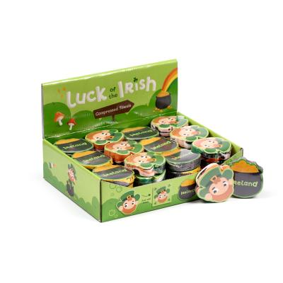 „Lucky of the Irish“ leprekonas ir trilapis – suspaustas kelioninis rankšluostis