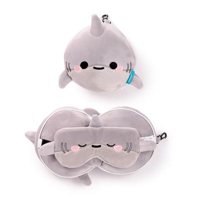 „Relaxeazzz Adoramals“ pliušinė kelioninė pagalvė ir akių kaukė „Archie the Shark“