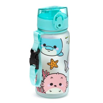 Adoramals Sealife 350 ml nedūžtantis vaikiškas buteliukas su atverčiamu dangteliu