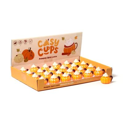 „Cozy Cups“ moliūgų prieskonių latte lūpų balzamas formuotame dėkle