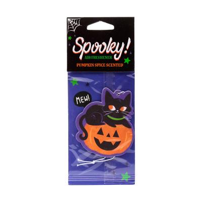„Pumpkin Spice“ baisi juodoji katė ir moliūgo kvapiklis