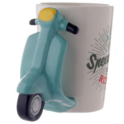 „Speed King Scooter“ keraminis puodelis su rankenėlėmis, turinčiomis skuterio formą
